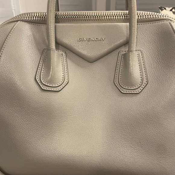 Givenchy Medium Antigona bag in Pearl Grey - Picture 5 of 9